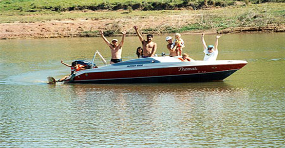 Lancha esportes nauticos na represa de Jurumirim