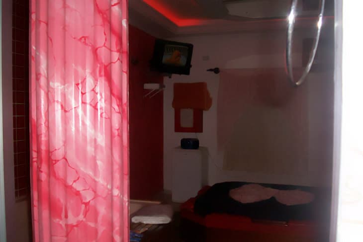 Quarto Premium com decoração em tons vermelhos
