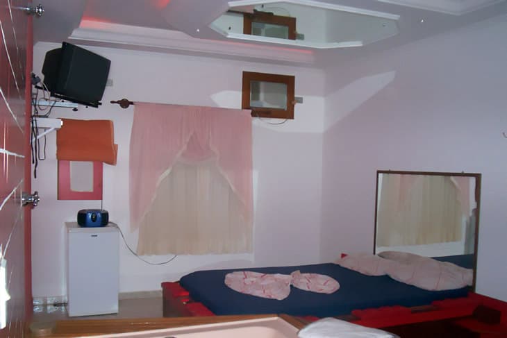 Quarto Premium com detalhes em vermelho