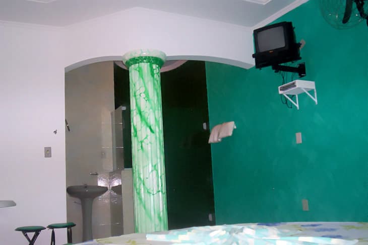 Quarto Master com coluna decorativa