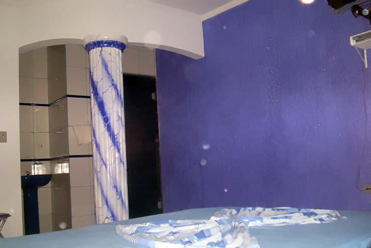Quarto Premium com decoração em azul e roxo